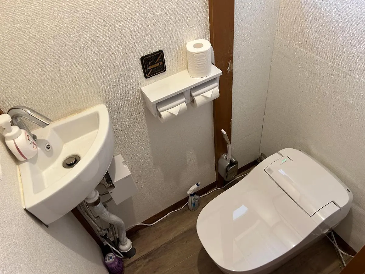 Guest house Louis House: Shinjuku-Shibuya Convenience, Steps from Subway Hotel Tokyo Japan