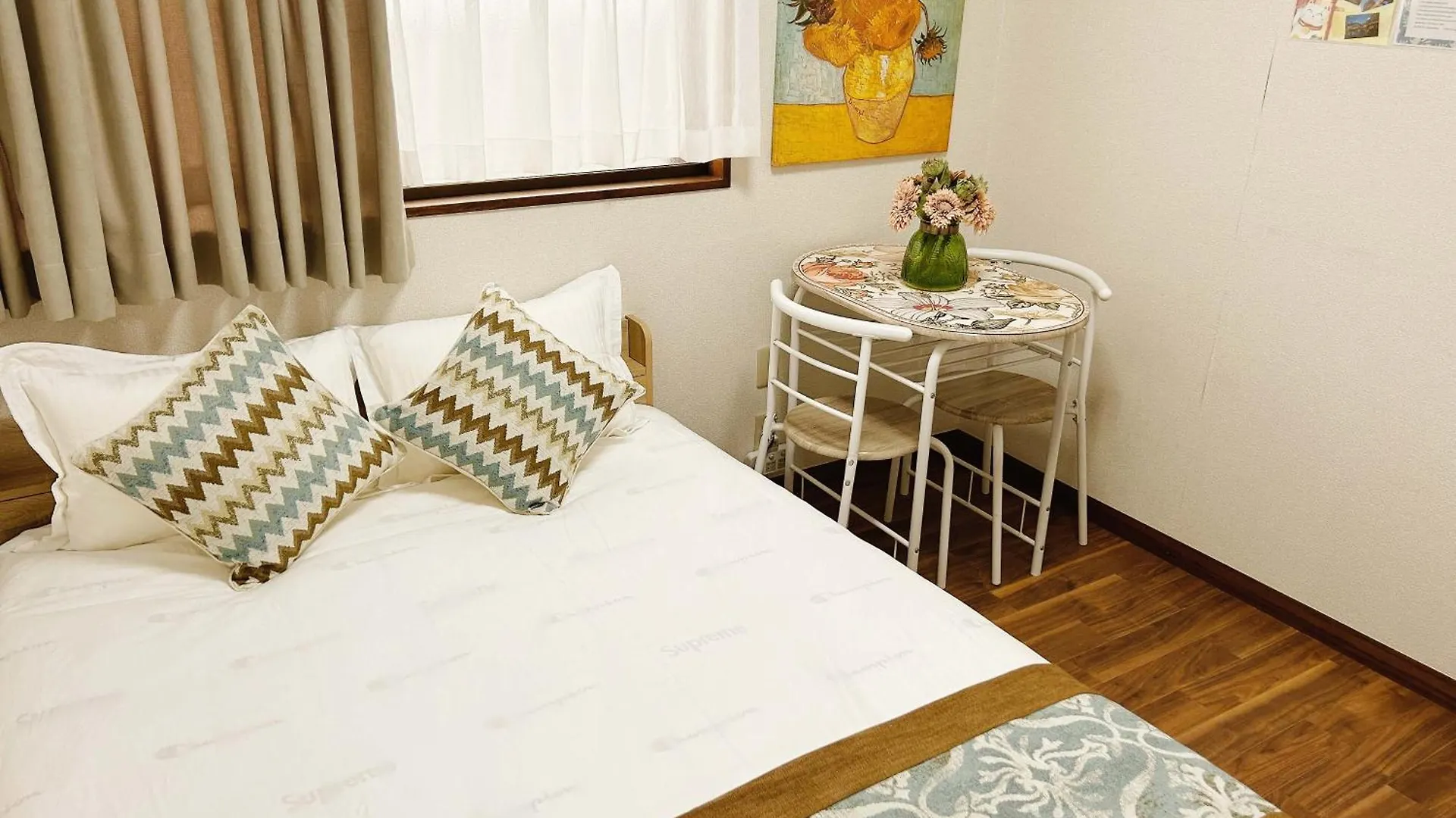 Guest house Louis House: Shinjuku-Shibuya Convenience, Steps from Subway Hotel Tokyo Japan