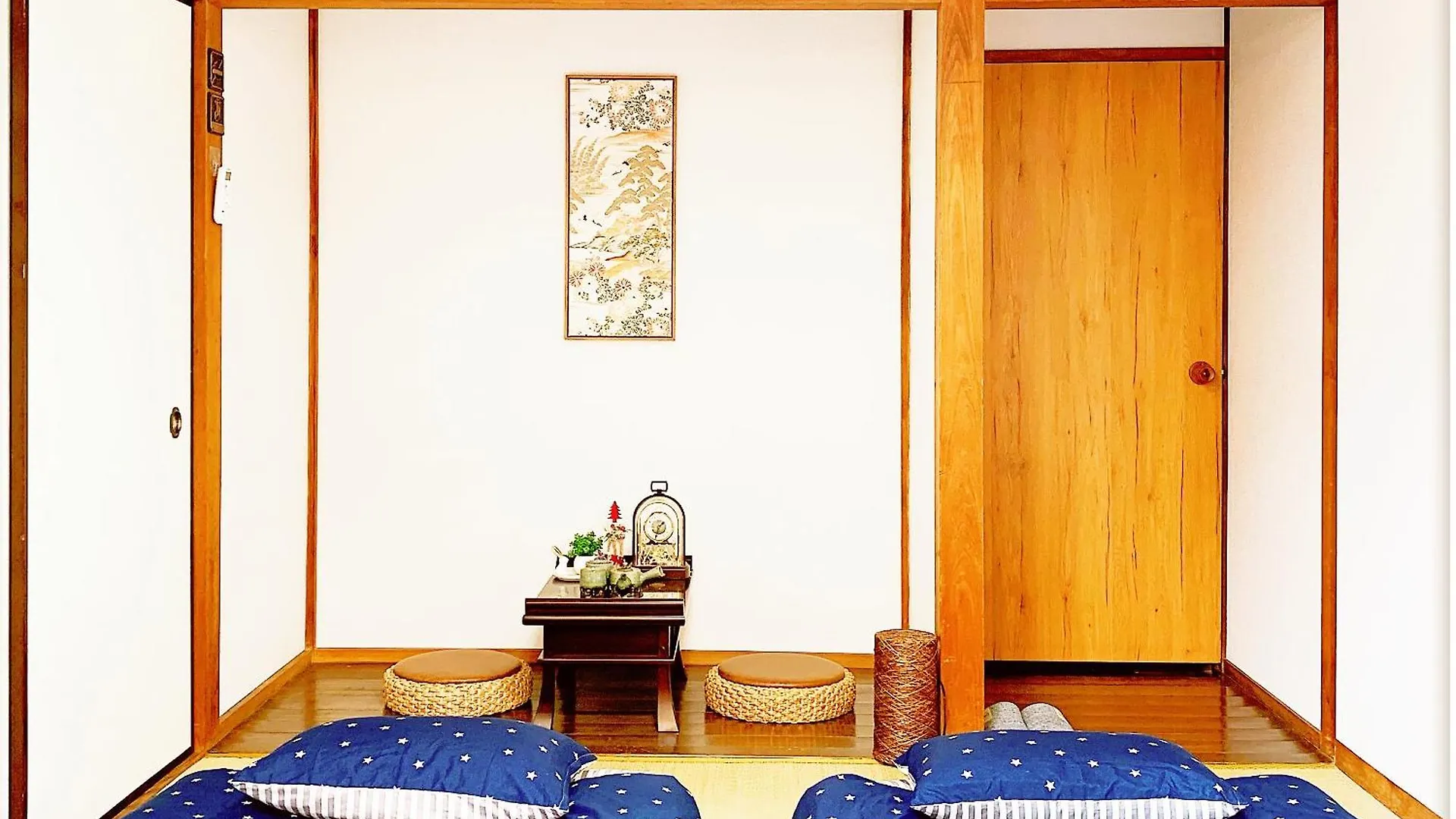 Guest house Louis House: Shinjuku-Shibuya Convenience, Steps from Subway Hotel Tokyo Japan