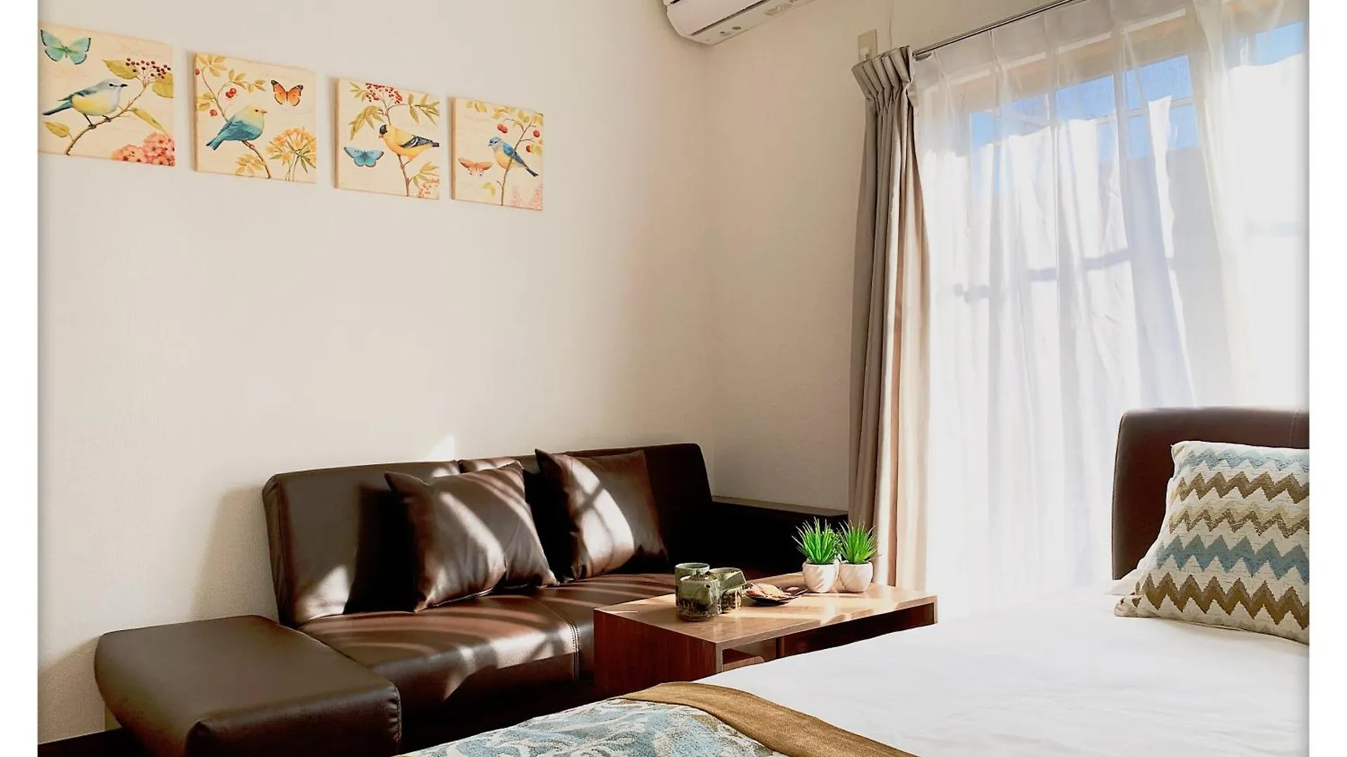 Guest house Louis House: Shinjuku-Shibuya Convenience, Steps from Subway Hotel Tokyo Japan